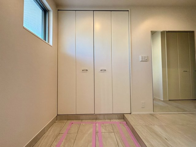 目黒区平町2丁目　中古戸建の玄関|玄関横にはシューズボックスがついているため、片付いた玄関がキープできます！

現地ご見学希望・資料請求などお気軽にお問い合わせ下さい！
03-5990-5201