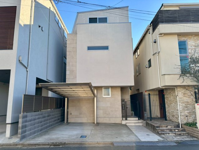 目黒区平町2丁目　中古戸建の外観|カースペースもしっかり確保。車での移動が欠かせないファミリーにも嬉しいプランです。

現地ご見学希望・資料請求などお気軽にお問い合わせ下さい！
03-5990-5201