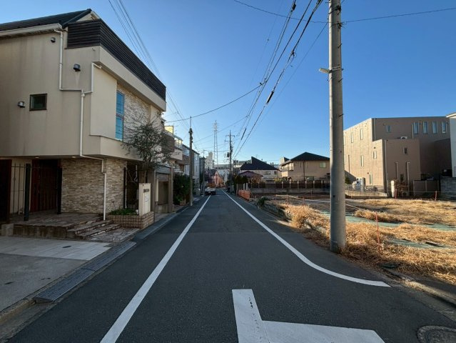 目黒区平町2丁目　中古戸建の前面道路含む現地写真|子育てしやすい住環境！教育施設や商業施設も徒歩圏内に充実。

現地ご見学希望・資料請求などお気軽にお問い合わせ下さい！
03-5990-5201