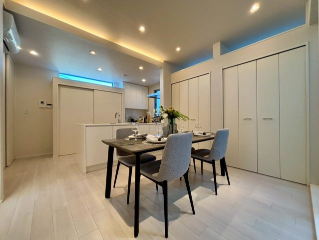 目黒区平町2丁目　中古戸建の居間・リビング|2階リビングは外からの視線が気にならない、寛ぎのプライベート空間！

現地ご見学希望・資料請求などお気軽にお問い合わせ下さい！
03-5990-5201