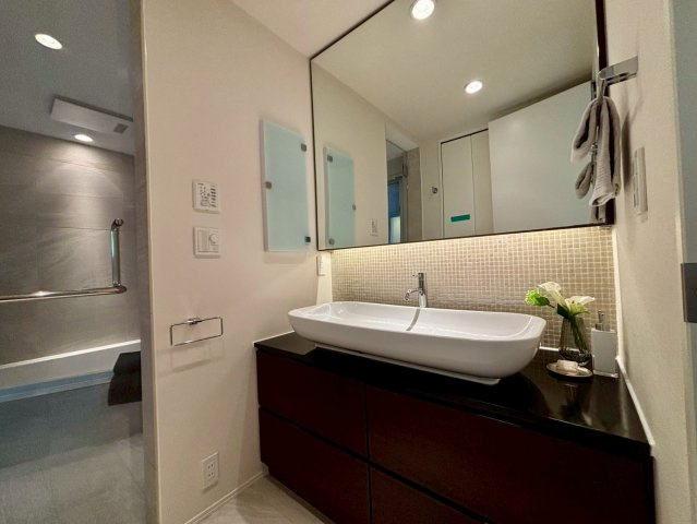 目黒区平町2丁目　中古戸建の独立洗面台|清潔感があり収納も豊富な洗面化粧台は、毎朝の準備に役立ちます。

現地ご見学希望・資料請求などお気軽にお問い合わせ下さい！
03-5990-5201