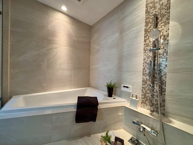 目黒区平町2丁目　中古戸建の浴室|白を基調とした清潔感のあるバスルームです。

現地ご見学希望・資料請求などお気軽にお問い合わせ下さい！
03-5990-5201