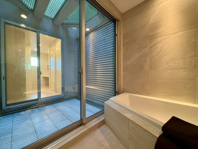 目黒区平町2丁目　中古戸建の浴室|自然光が入るパティオあり！

現地ご見学希望・資料請求などお気軽にお問い合わせ下さい！
03-5990-5201