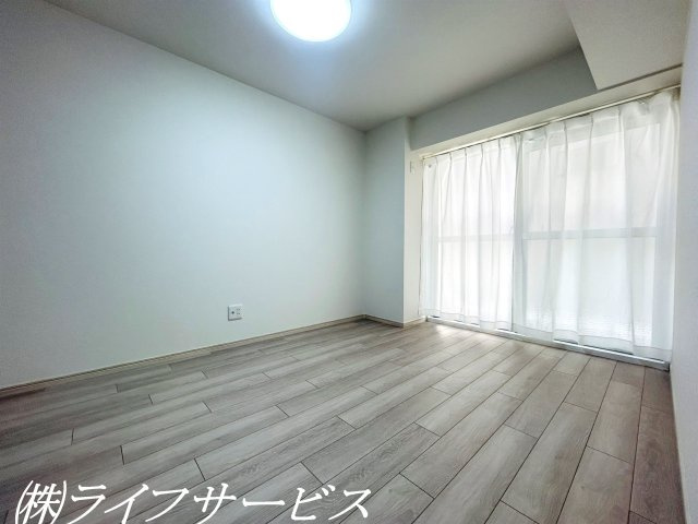 【洋室】 | 新大阪スカイハイツ | バルコニー側洋室5.5帖／クローゼットあり