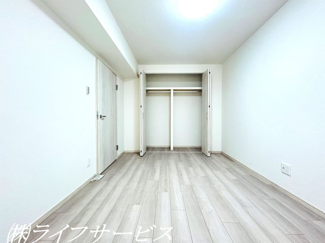 【洋室】 | 新大阪スカイハイツ | バルコニー側洋室5.5帖／クローゼットあり