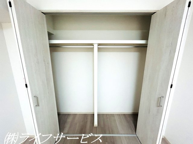 【収納】 | 新大阪スカイハイツ | バルコニー側洋室5.5帖／クローゼットあり