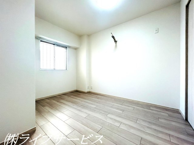 【洋室】 | 新大阪スカイハイツ | 玄関側洋室／クローゼットあり・エアコン先行配管済！