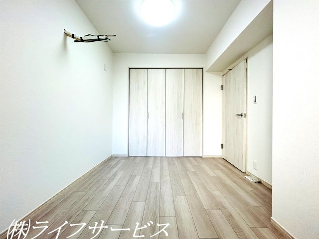 【洋室】 | 新大阪スカイハイツ | 玄関側洋室／クローゼットあり・エアコン先行配管済！