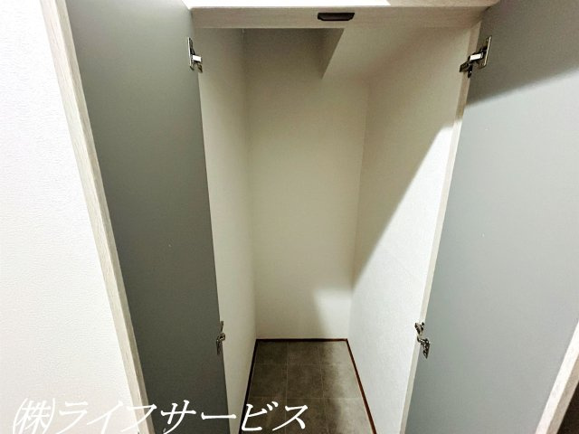 【玄関】 | 新大阪スカイハイツ | 玄関／玄関にはシューズボックスと物入がございます！
