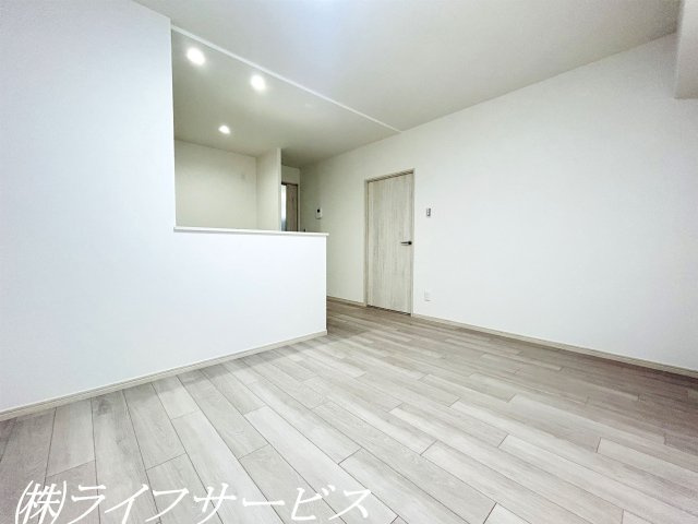 【居間・リビング】 | 新大阪スカイハイツ | 令和7年11月末室内リフォーム済！水回りも新調済につきすぐのご入居が可能です！