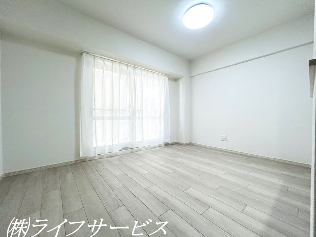 【居間・リビング】 | 新大阪スカイハイツ | 令和7年11月末室内リフォーム済！水回りも新調済につきすぐのご入居が可能です！