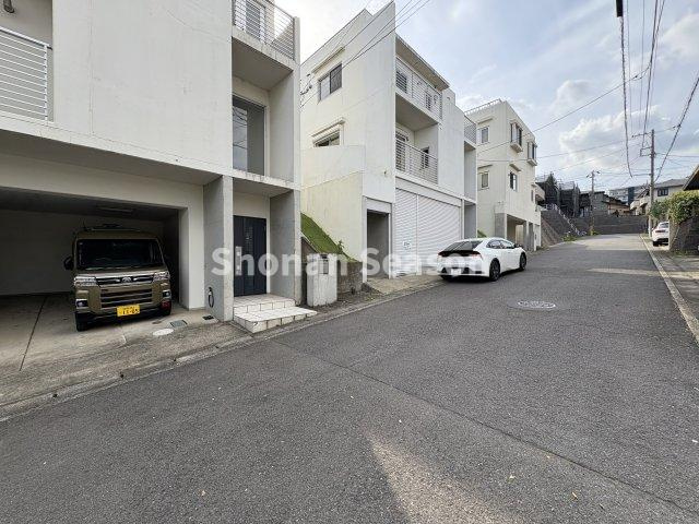 【前面道路含む現地写真】 | 耐久性に優れた、鉄筋コンクリート造の大型4ＳＬＤＫ中古住宅です♪　
地下１階もございます。