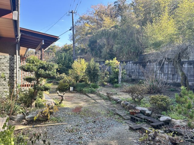 【庭】 | 勝立売家 | ドッグランや家庭菜園も。平屋の窓から愛犬を眺める贅沢な庭！