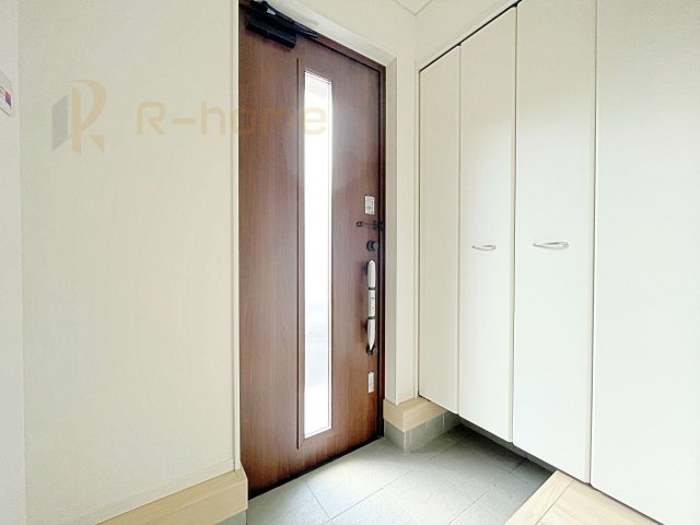 守谷市薬師台第14　新築戸建て　2号棟の玄関|気持ちよくご家族やゲストを送迎できる穏やかな雰囲気の玄関♪大きな下駄箱で玄関廻りスッキリ♪