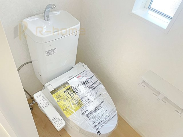 守谷市薬師台第14　新築戸建て　2号棟のトイレ|温水洗浄便座付きのトイレ。
トイレが２ヵ所設置で朝の忙しい時間でも安心です。