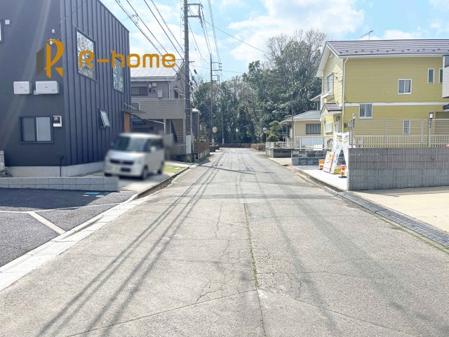 守谷市薬師台第14　新築戸建て　2号棟の前面道路含む現地写真|堂々！建物完成♪実際のお部屋をご見学可能です♪
ご見学が一番の資料！お気軽にお問い合わせ下さい♪