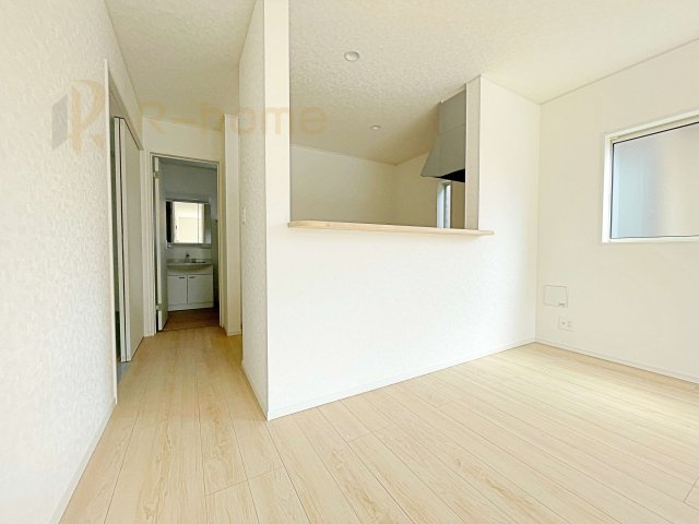 守谷市薬師台第14　新築戸建て　2号棟のキッチン|リビングで遊ぶお子様にも目が届くカウンターキッチン！