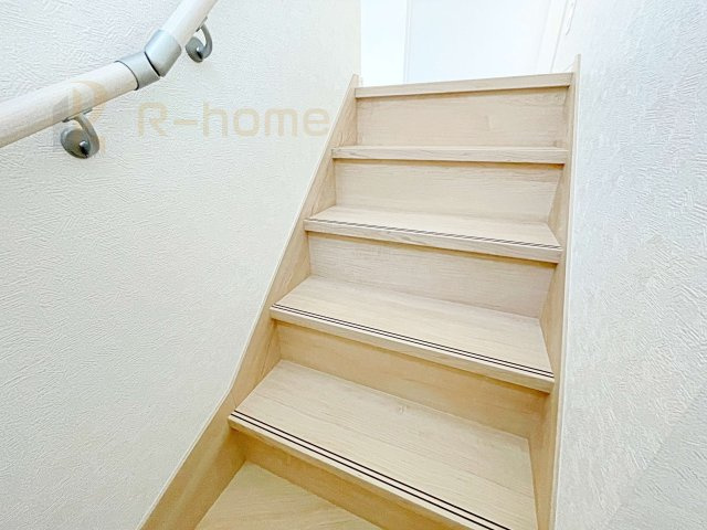 守谷市薬師台第14　新築戸建て　2号棟の内装|手すりのついた階段！小さなお子様の利用も一安心です♪