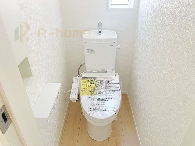 守谷市薬師台第14　新築戸建て　2号棟のトイレ|2か所のトイレで忙しい時間帯も安心です！
