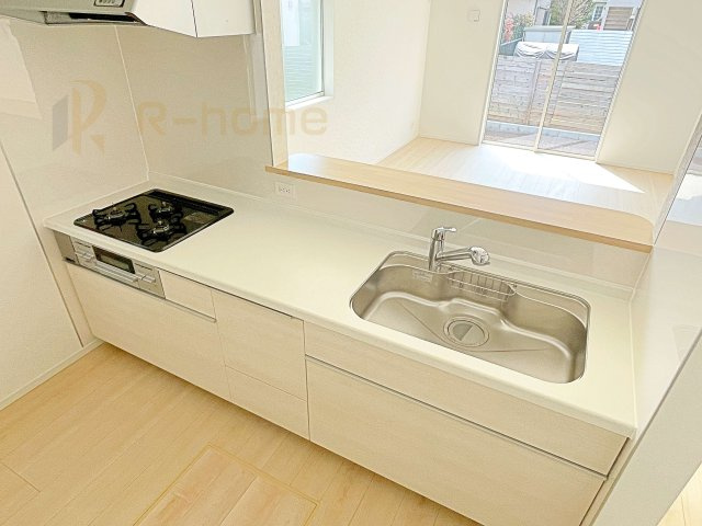 守谷市薬師台第14　新築戸建て　2号棟のキッチン|料理をしながら家族とコミュニケーションが取れる対面式システムキッチン。