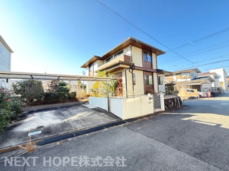 【前面道路含む現地写真】 | 川西市水明台１丁目中古戸建 | 前面道路は東側公道約５．９m・北側公道約8.4m・西側公道約9.9mに面した三方角地です♪