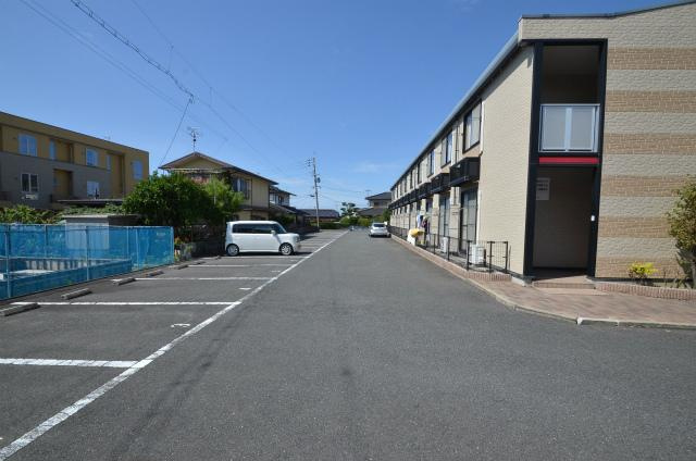北九州市八幡西区町上津役東２丁目のアパートの駐車場