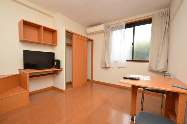 北九州市八幡西区大平２丁目のアパートの居間・リビング