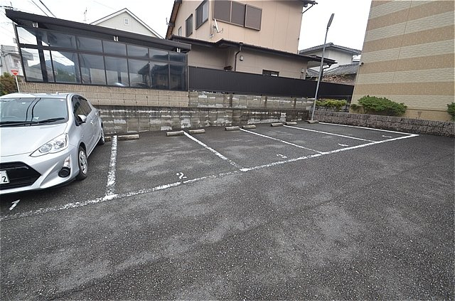 北九州市八幡西区引野２丁目のアパートの駐車場