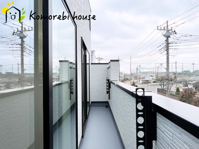 さいたま市見沼区東大宮218②　新築一戸建て　ミラスモシリーズ　01のバルコニー|外からの目が気にならないバルコニーで洗濯物が干せます