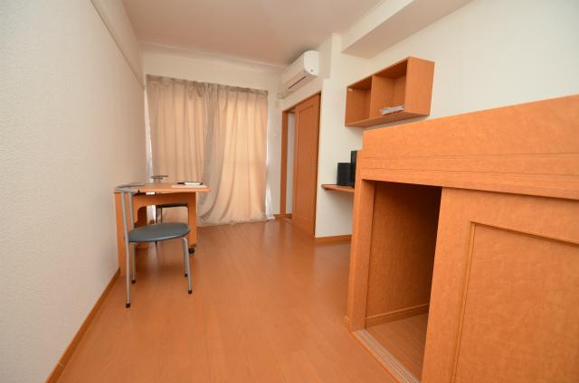 北九州市八幡西区則松東１丁目のアパートの居間・リビング