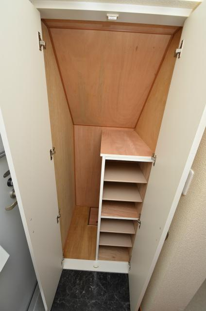 中間市岩瀬西町のアパートの玄関