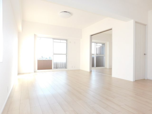 名古屋市中村区太閤通９丁目の中古マンションの居間・リビング|◇リビング◇　　南面で明るいリビング１７．０帖　高層階！　陽当り・眺望良好♪　（２０２５年リフォーム済）　