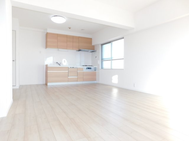 名古屋市中村区太閤通９丁目の中古マンションの居間・リビング|◇リビング◇　　　南面で明るいリビング１７．０帖　インテリアの映えるワイドリビング♪　（２０２５年リフォーム済）　