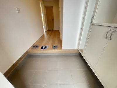 【玄関】 | 与那原町上与那原（全4棟）2・3号棟 | 3号棟　十分な収納付き玄関♪