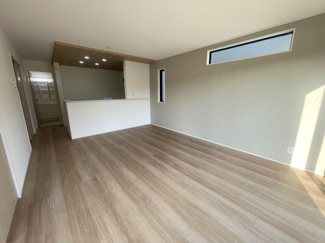 【居間・リビング】 | 与那原町上与那原（全4棟）2・3号棟 | 3号棟　LDK16帖♪キッチンはオシャレな折下げ天井♪