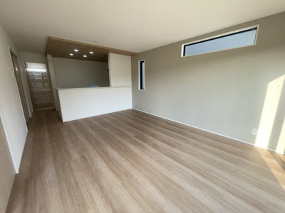 【居間・リビング】 | 与那原町上与那原（全4棟）2・3号棟 | 3号棟　LDK16帖♪キッチンはオシャレな折下げ天井♪