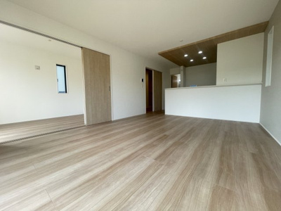 【居間・リビング】 | 与那原町上与那原（全4棟）2・3号棟 | 3号棟　LDK16帖♪キッチンはオシャレな折下げ天井♪