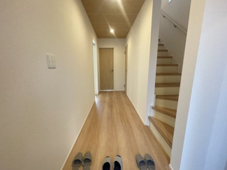 【内装】 | 与那原町上与那原（全4棟）2・3号棟 | 3号棟　オシャレな1階ホール♪