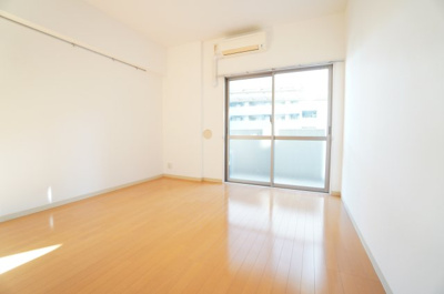 【居間・リビング】 | サンライズ・新町大塚ビル | ※同物件・反転タイプの写真です。