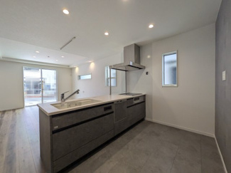 【キッチン】 | 安芸郡府中町鹿籠２丁目 | 料理をしながらでもご家族との会話を楽しめる対面キッチン