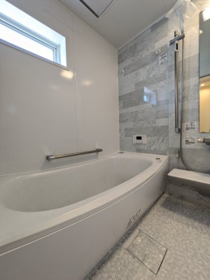 【浴室】 | 安芸郡府中町本町２丁目No.B | お子様と一緒にバスタイムを楽しめる広々浴室