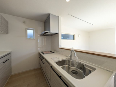 【キッチン】 | 安芸郡府中町本町２丁目No.B | リビングで遊ぶお子様を見守りながらお料理ができる対面キッチン