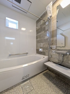 【浴室】 | 安芸郡府中町本町２丁目No.C | 半身浴もゆっくり楽しめる広々浴室