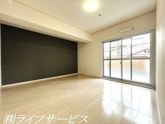 【洋室】 | ノバカネイチ塚本 | 東南側洋室７帖／広々約７帖の洋室は東南向きにつき陽当り良好！アクセントクロスがポイント！