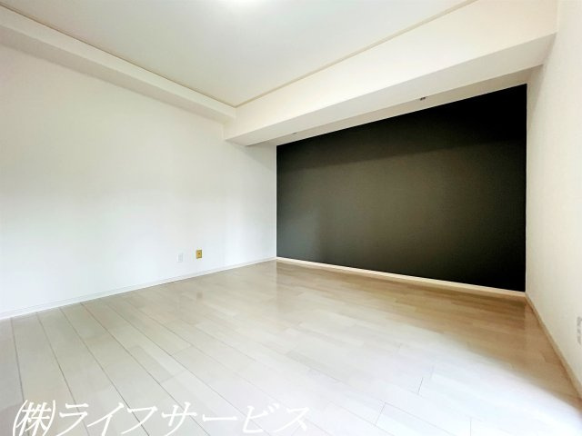 【洋室】 | ノバカネイチ塚本 | 東南側洋室７帖／広々約７帖の洋室は東南向きにつき陽当り良好！アクセントクロスがポイント！