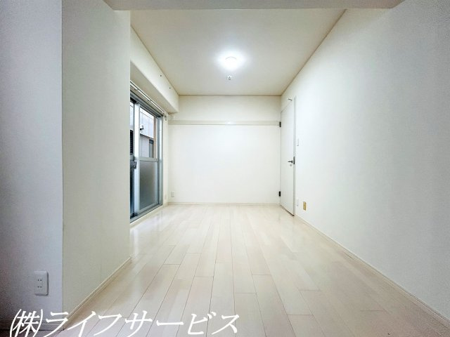 【洋室】 | ノバカネイチ塚本 | 玄関側洋室７帖／アクセントクロスがポイント！