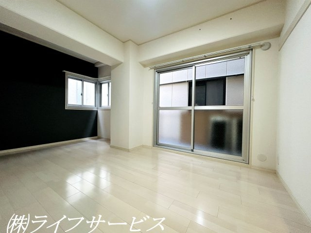 【洋室】 | ノバカネイチ塚本 | 玄関側洋室７帖／アクセントクロスがポイント！