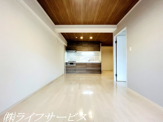 【居間・リビング】 | ノバカネイチ塚本 | リビングルーム１６.５帖／東南向きにつき陽当り良好！室内リフォーム済につきすぐのご入居が可能です！