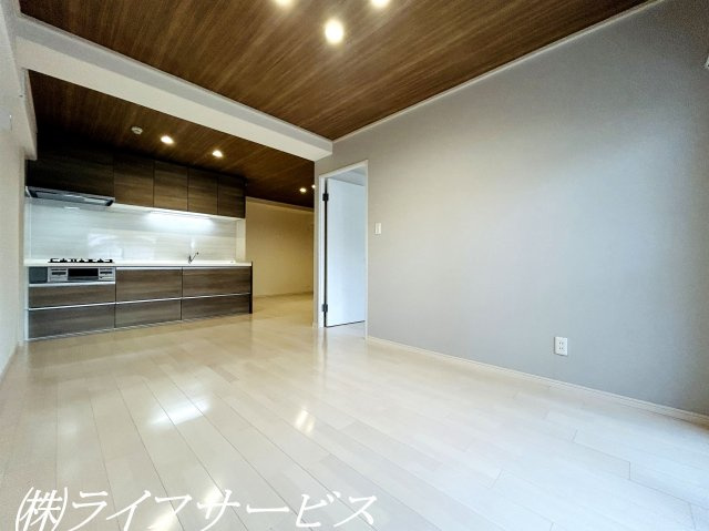 【居間・リビング】 | ノバカネイチ塚本 | リビングルーム１６.５帖／東南向きにつき陽当り良好！室内リフォーム済につきすぐのご入居が可能です！