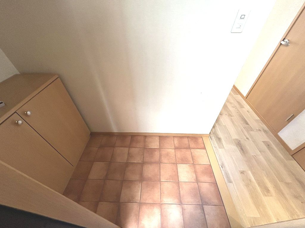 フライハイト丸池A棟の玄関|収納もある玄関です